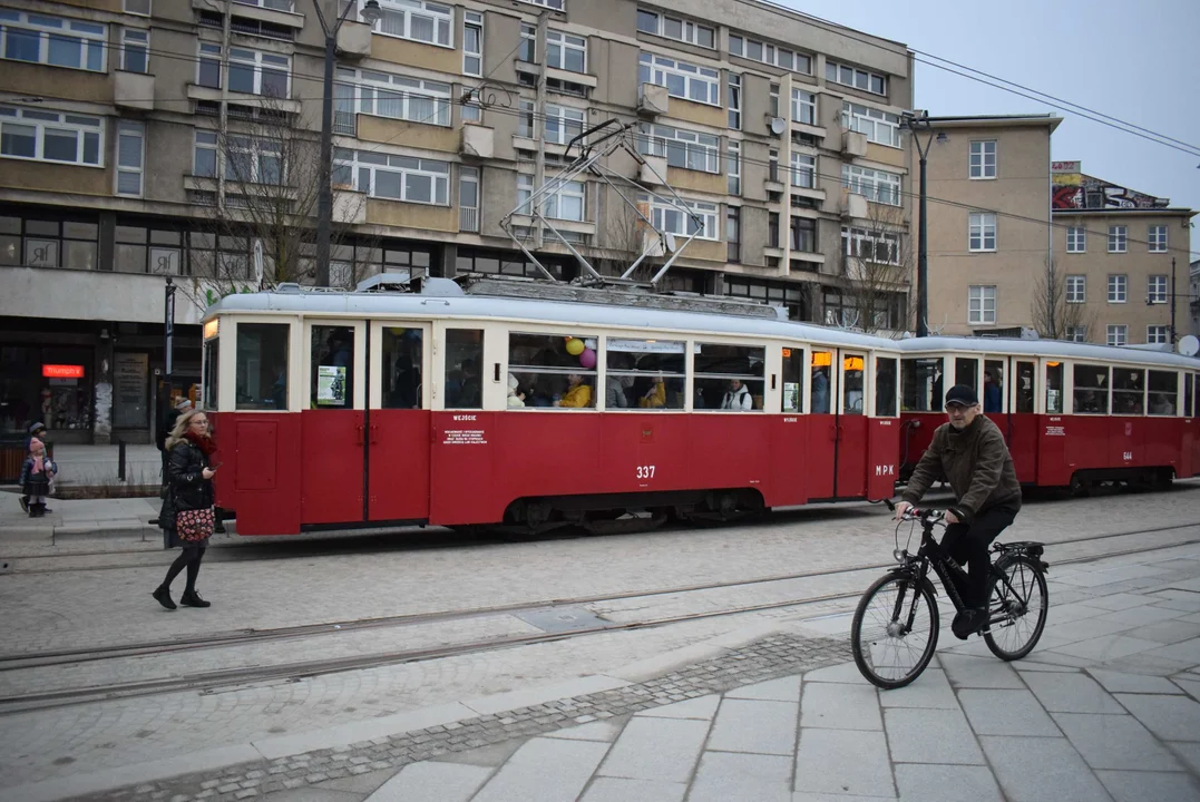 Zabytkowy tramwaj na placu Wolności