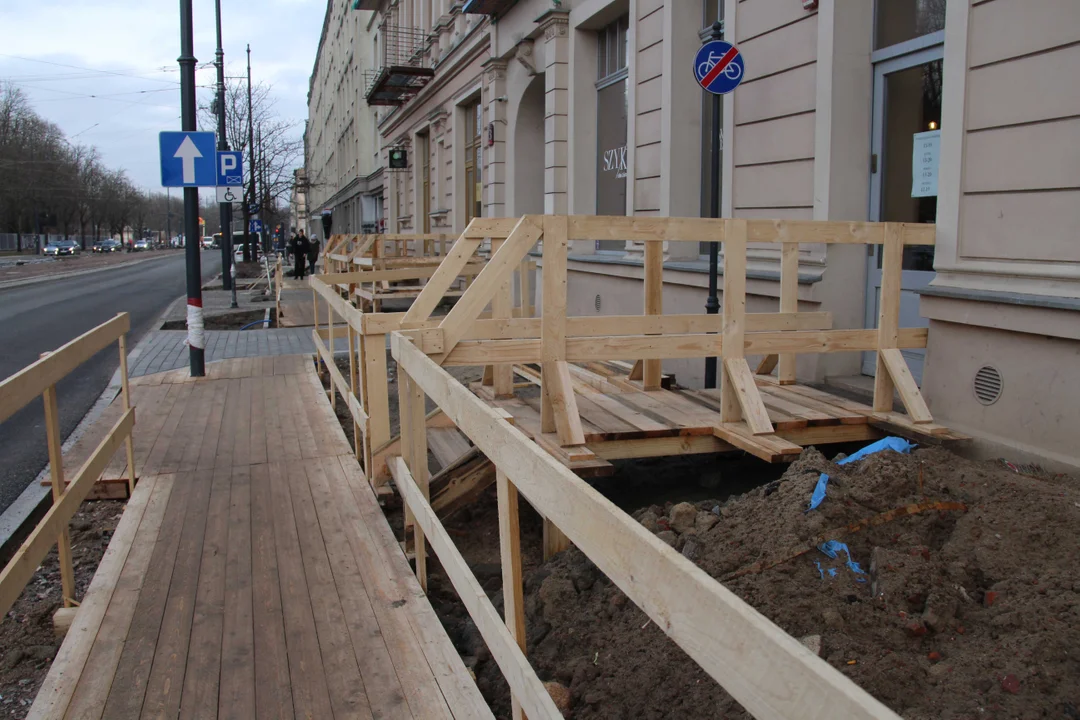 Zmiana dla pieszych na ważnym skrzyżowaniu w centrum Łodzi. Zamiast błota jest drewniana kładka „Normalnie jak w Zakopanem” [ZDJĘCIA] - Zdjęcie główne