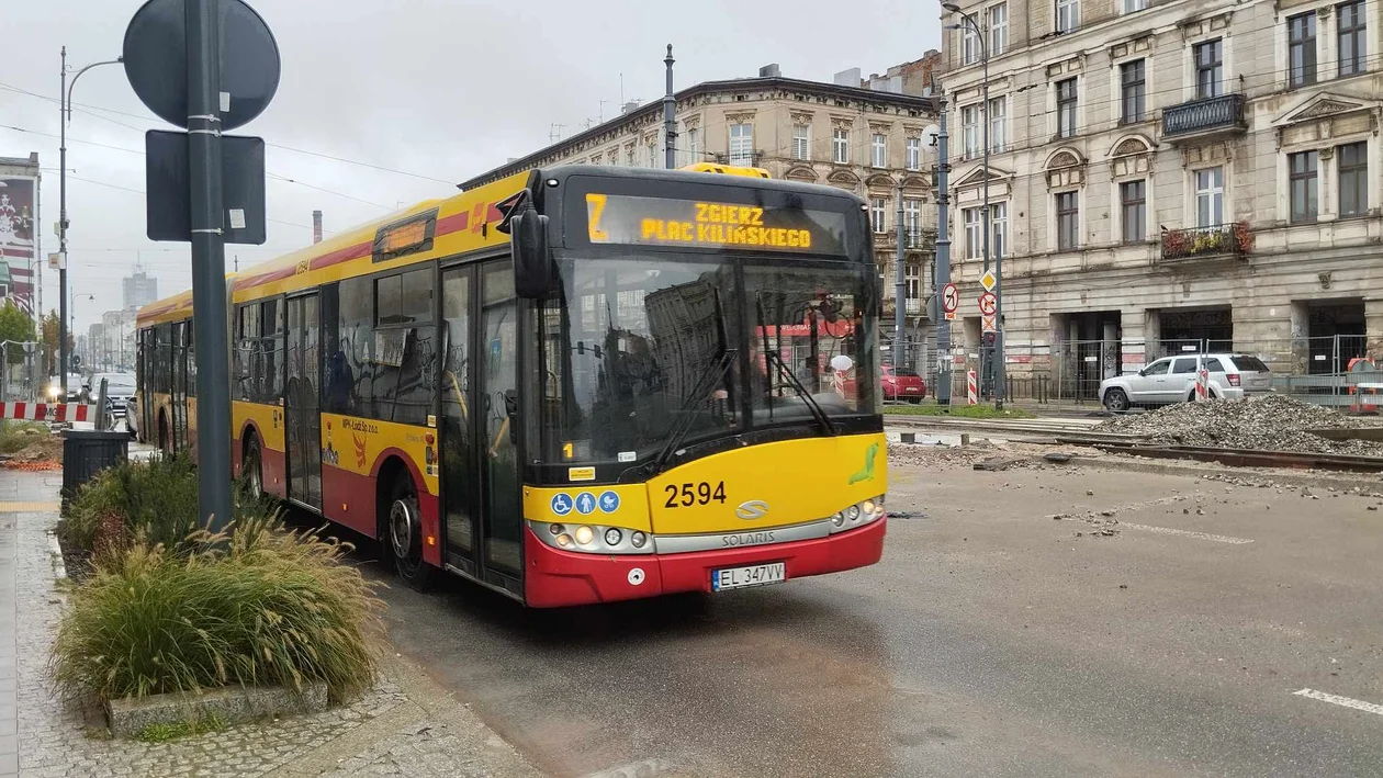 Trwa łączenie nowego torowiska ze starym przy ul.Legionów w Łodzi