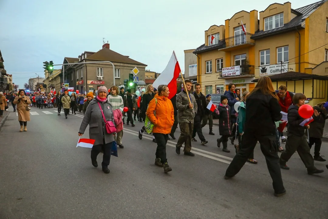 Pochody 11 listopada w Zgierzu. Mieszkańcy tłumnie uczestniczyli w uroczystościach Święta Niepodległości.