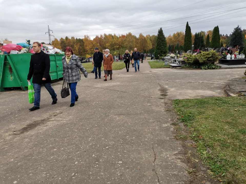 Dzień Wszystkich Świętych na cmentarzu komunalnym w Zgierzu