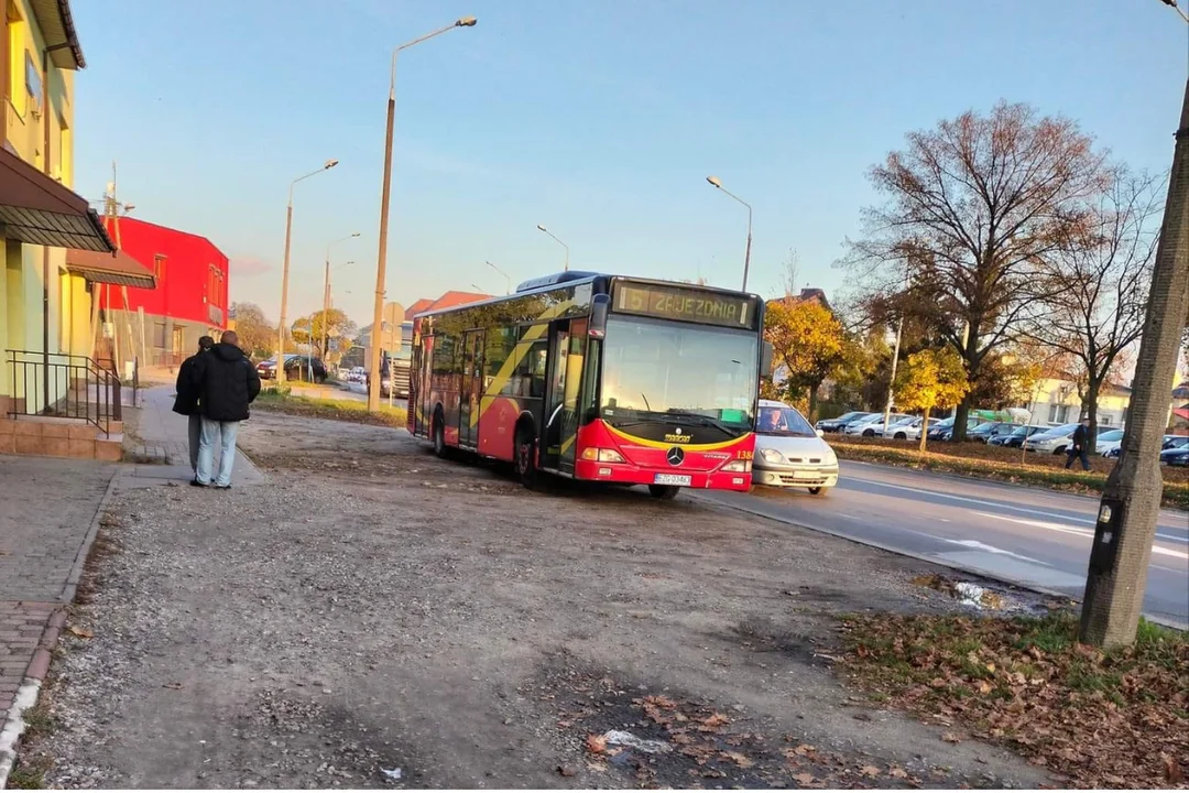 Zgierskie autobusy nie przejeżdżają lub stoją popsute na przystankach.