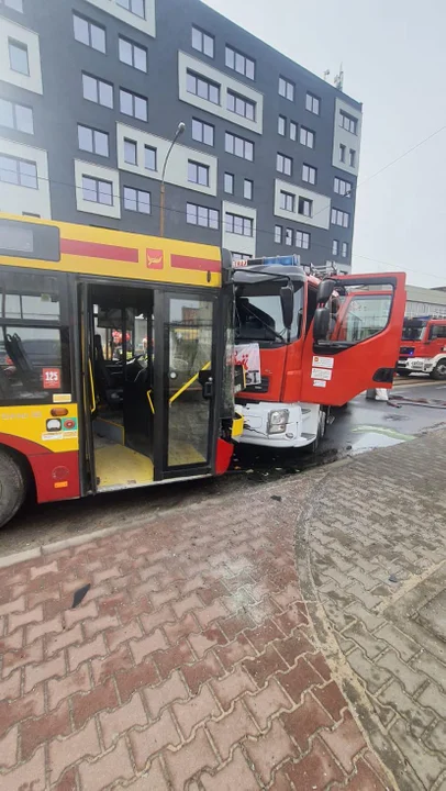 Zderzenie autobusu ze strażą pożarną na Przybyszewskiego
