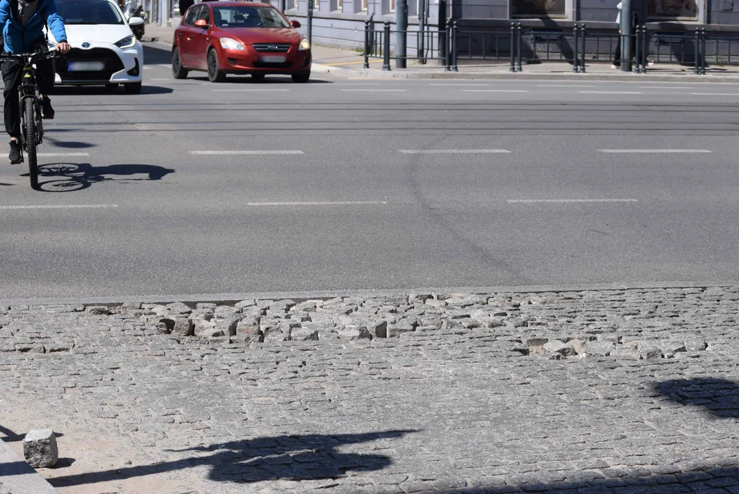 Niszczejąca kostka brukowa na skrzyżowaniu ulic Zachodniej i Próchnika w Łodzi