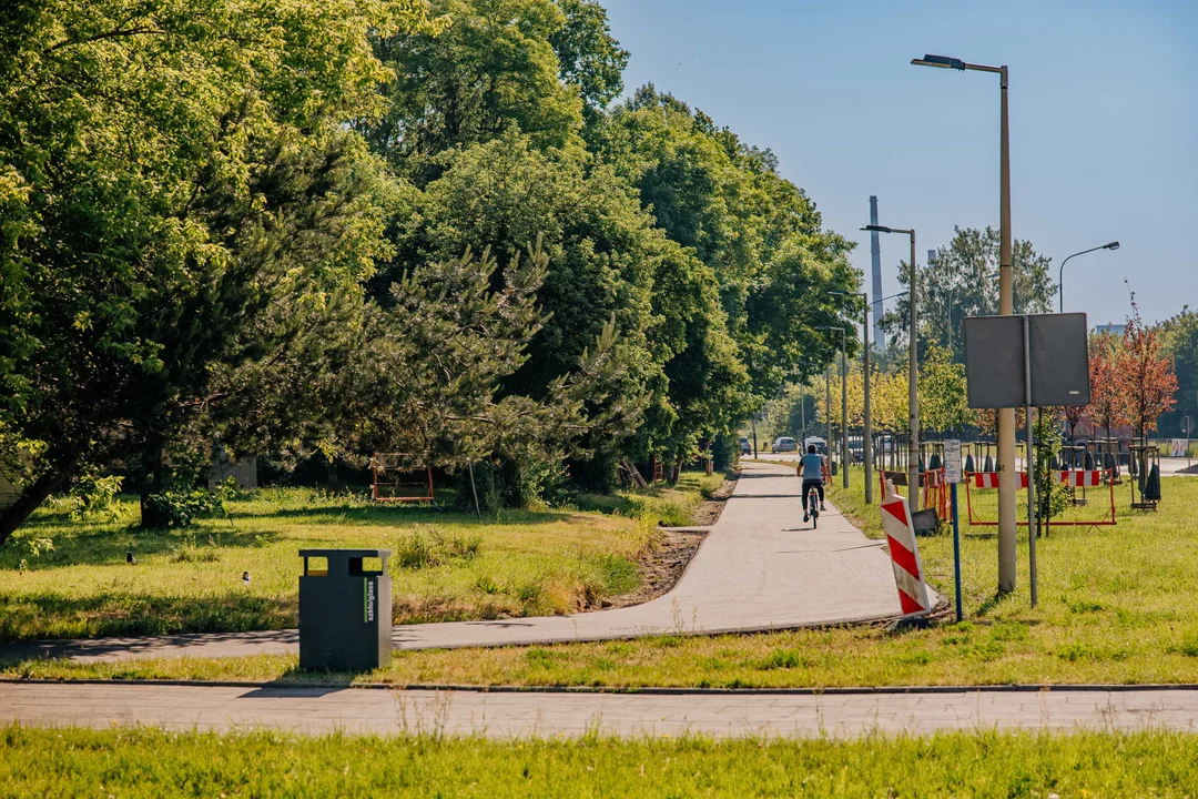 Nowość dla pieszych i rowerzystów na Retkini. Przy ważnej alei będzie jeszcze wygodniej [ZDJĘCIA] - Zdjęcie główne