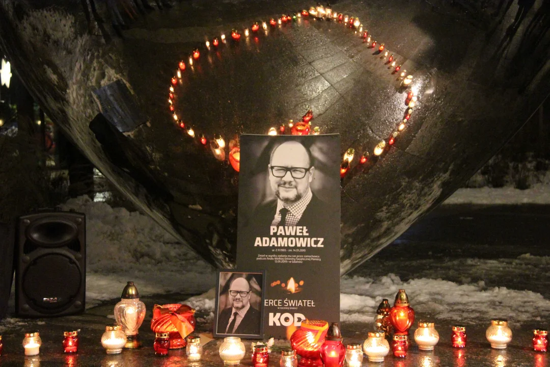 Piąta rocznica śmierci Pawła Adamowicza na pl. Wielkiej Orkiestry Świątecznej Pomocy w Łodzi