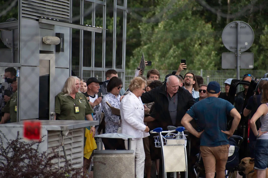 Rod Stewart przyleciał do Łodzi! Tak powitano go na lotnisku [ZDJĘCIA] - Zdjęcie główne