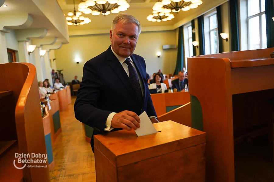 Rada powiatu wybrała starostę. Przewodniczącym były prezydent Bełchatowa - Zdjęcie główne
