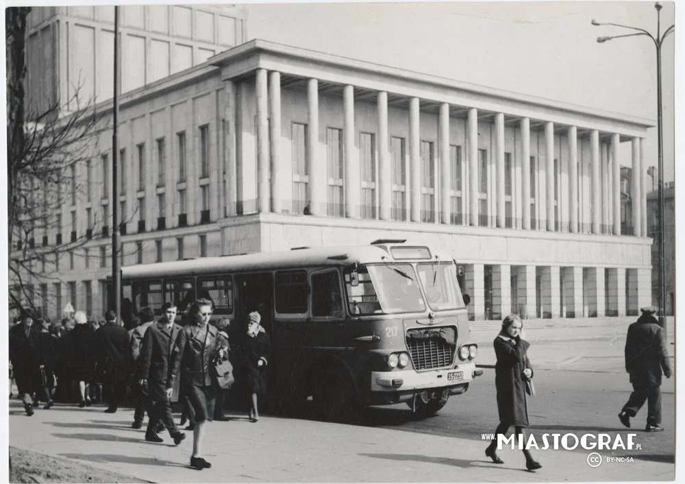 Archiwalne zdjęcia autobusów i tramwajów komunikacji miejskiej w Łodzi