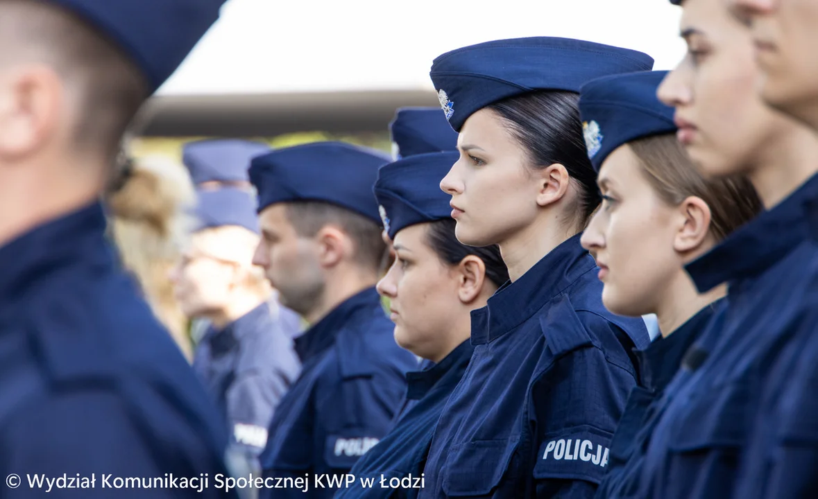 Ponad 70 nowych funkcjonariuszy. Świeżo upieczeni policjanci złożyli ślubowanie [ZDJĘCIA] - Zdjęcie główne