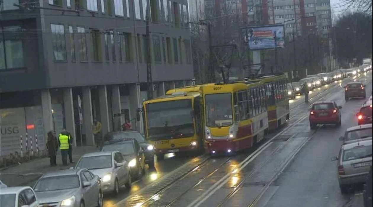 Kolizja autobusu MPK Łódź z tramwajem przed rondem Solidarności