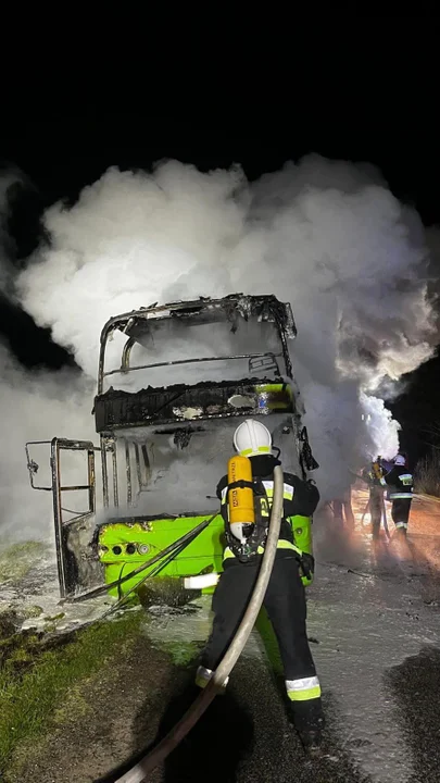 Potężny pożar autobusu w Łódzkiem. Pojazd doszczętnie spłonął