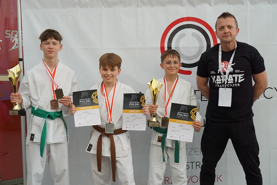 Młodzi karatecy z Bełchatowa z medalami. Sukces na Mistrzostwach Polski - Zdjęcie główne