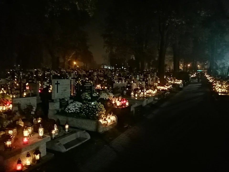Zgierski cmentarz wieczorową porą