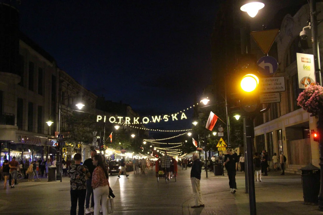 Wieczorowa Piotrkowska robi wrażenie!  Tak odpoczywamy na jednej z najsłynniejszych ulic w Polsce