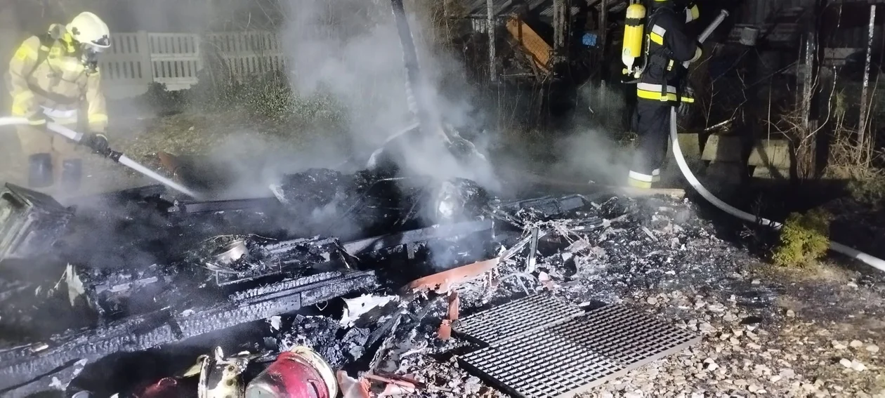 Tragiczny pożar domku holenderskiego. Nie żyje mężczyzna [zdjęcia] - Zdjęcie główne