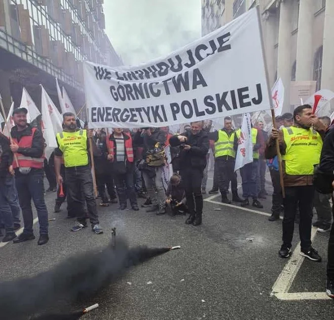 Świece dymne, trąbki i... trumna. Związkowcy protestowali w Warszawie [FOTO] - Zdjęcie główne
