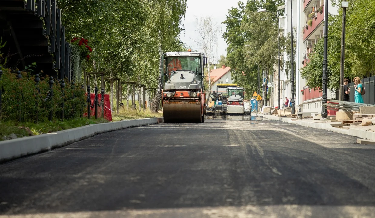 Prace na ul. Kościuszki trwają. Rozpoczęło się asfaltowanie kolejnego fragmentu [ZDJĘCIA] - Zdjęcie główne