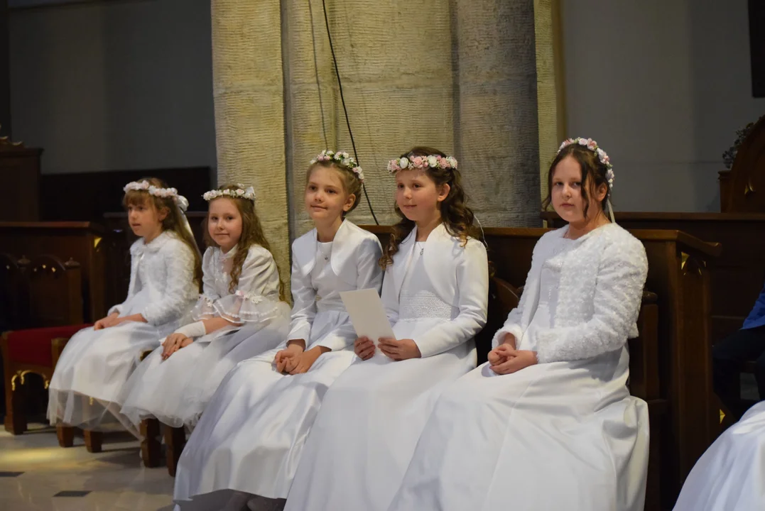 Dzieci ze  Szkoły Podstawowej nr 2 w Łodzi przyjęły komunię świętą. Uroczystość odbyła się w katedrze [FOTO] - Zdjęcie główne
