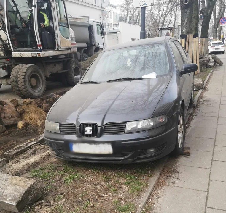 Samochód wciąż blokuje remont ul. Brzeźnej w Łodzi. Wszystko wskazuje na to, że został skradziony [ZDJĘCIA] - Zdjęcie główne
