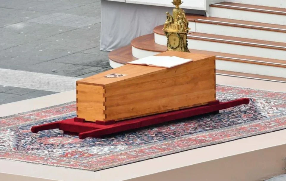 Ostatnie pożegnanie papieża Benedykta. Uroczystości poprowadził jego następca – Franciszek - Zdjęcie główne