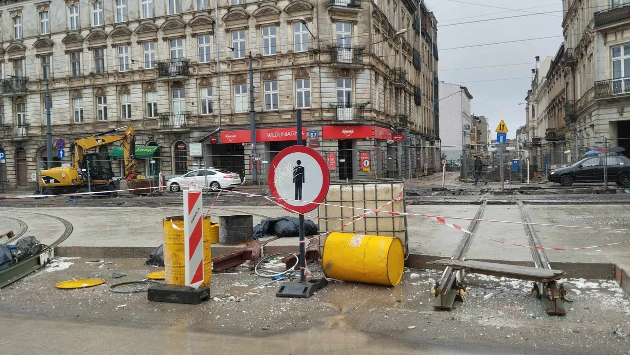 Trwa łączenie nowego torowiska ze starym przy ul.Legionów w Łodzi