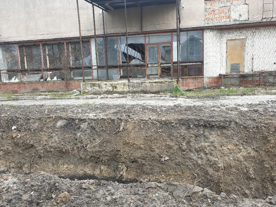 "Dam pracę" napis na dawnych zakładach Morfeo w Ozorkowie. Dziś już nikt tu nie przyjdzie do pracy... [galeria]
