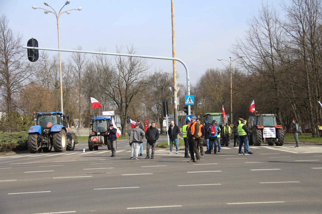 Protest w Łodzi. Rolnicy pojawili się na skrzyżowaniu ulic na Teofilowie. Jak wygląda sytuacja? Sprawdziliśmy - Zdjęcie główne
