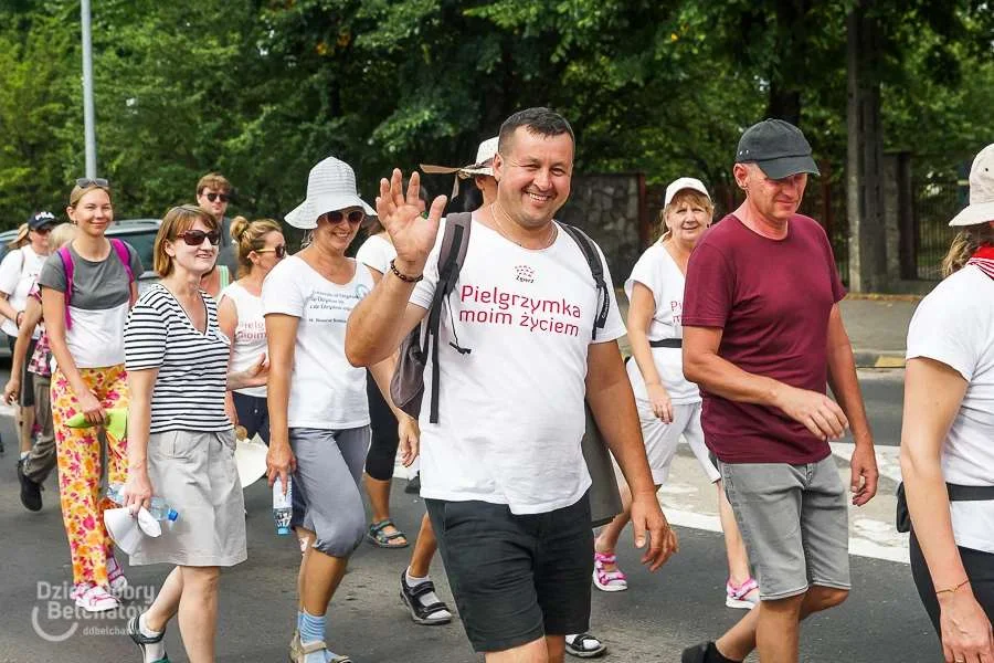 Pielgrzymi ze Zgierza idą na Jasną Górę. Niestraszny im upał i deszcz [ZDJĘCIA] - Zdjęcie główne