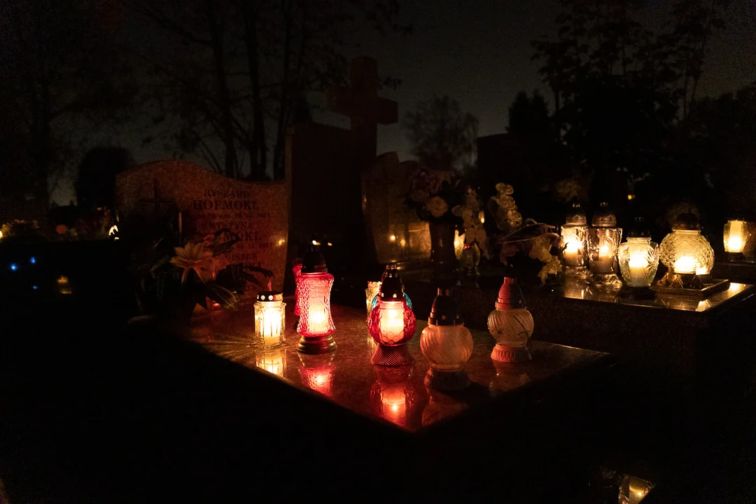 Cmentarz Mania wieczorem