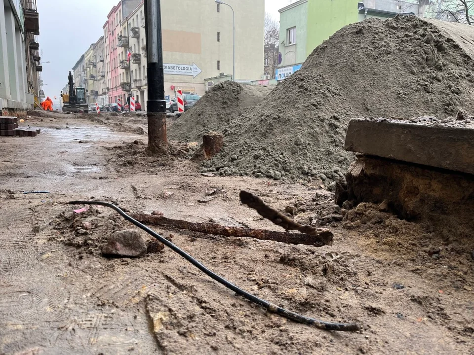 Wystające pręty i kable. Jak przejść po ulicy Struga i nie wybić sobie zębów? [zdjęcia] - Zdjęcie główne