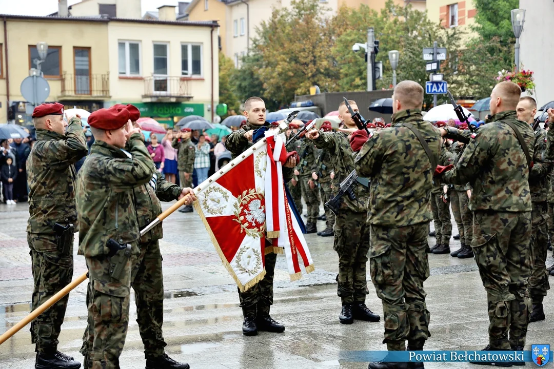 Przysięga wojskowa w centrum miasta. Żołnierze ślubowali w strugach deszczu [FOTO] - Zdjęcie główne