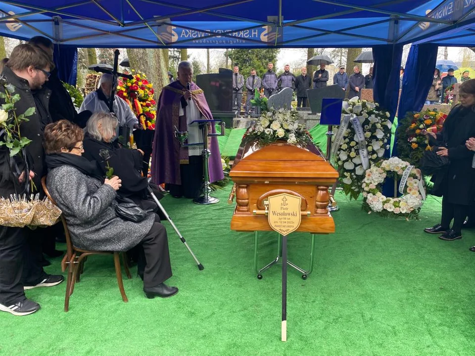 Pogrzeb Piotra Wesołowskiego. Tłumy  pożegnały łódzkiego dziennikarza [zdjęcia] - Zdjęcie główne