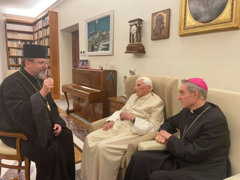 Benedykt XVI przebywa w klasztorze w Watykanie. Na zdjęciach widać, w jakim jest stanie - Zdjęcie główne