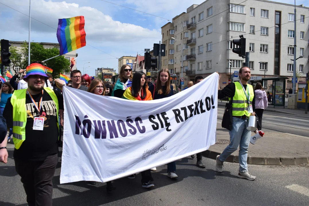 Marsz Równości po raz 13 w Łodzi. Zwolennicy równości dla osób LGBTQ+ przeszli z kolorowymi flagami [ZDJĘCIA] - Zdjęcie główne