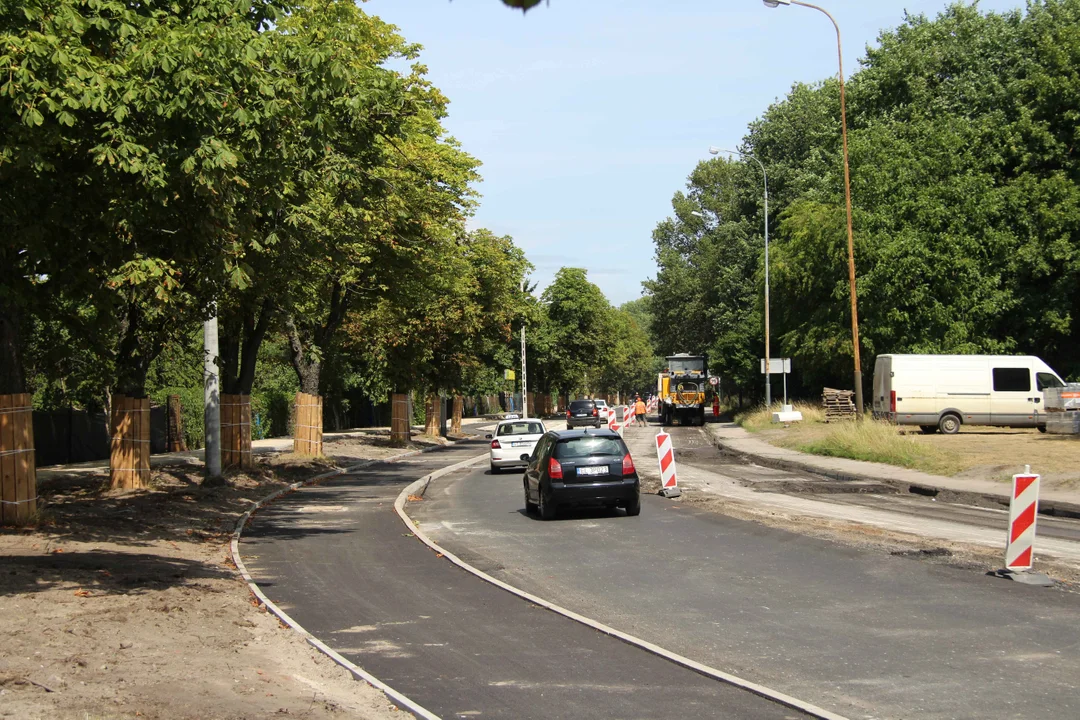 Słup na środku drogi rowerowej na Krakowskiej