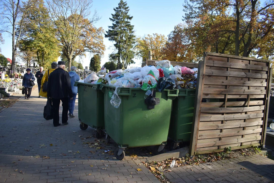 Śmieci na cmentarzach w Zgierzu