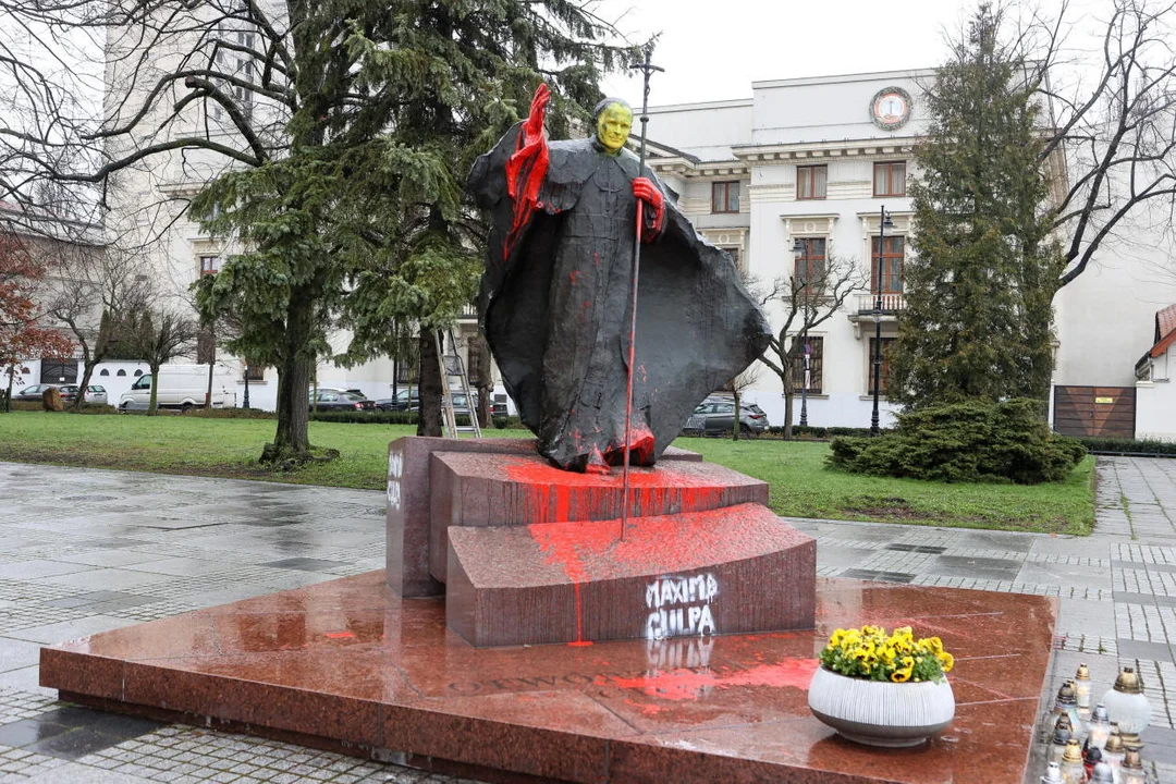 Zniszczony pomnik Jana Pawła II w Łodzi