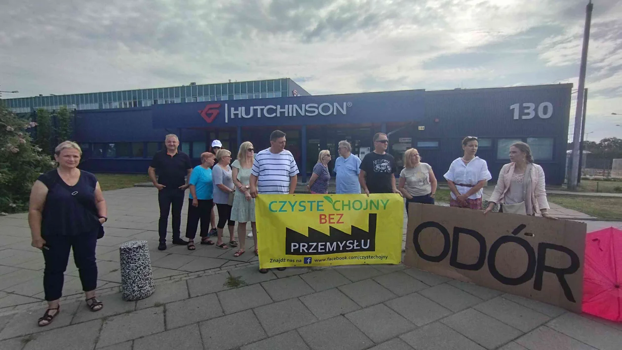 Mieszkańcy Chojen protestują przeciwko działalności fabryki Hutchinson. Wydobywa się z niej utrudniającym im życie odór [ZDJĘCIA] - Zdjęcie główne