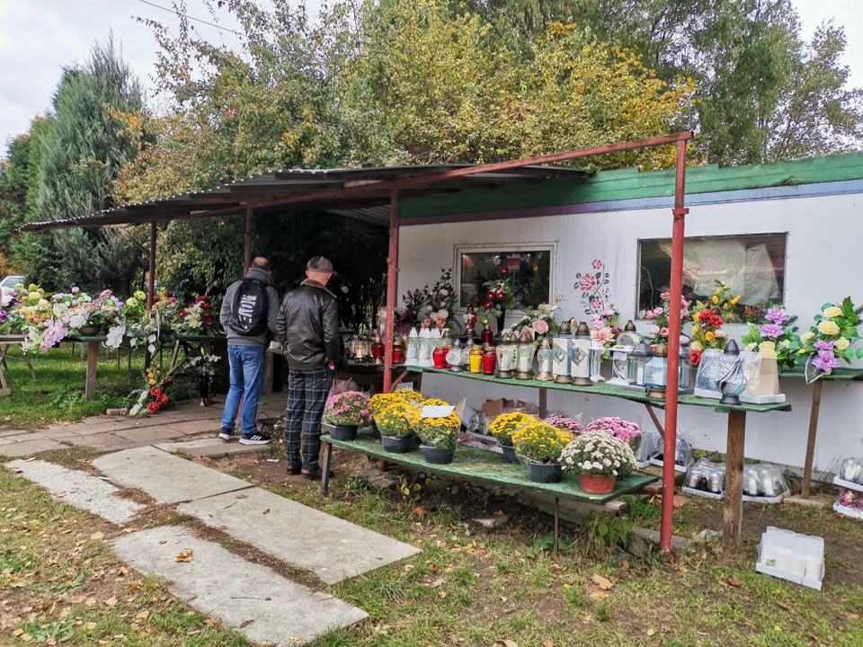 Dzień Wszystkich Świętych na cmentarzu komunalnym w Zgierzu