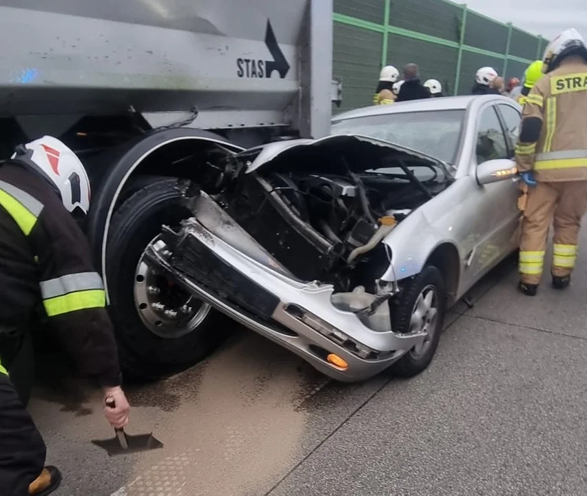 Wypadek na autostradzie A1 między Łodzią a Tuszynem. Ranne zostały trzy osoby. Są utrudnienia w ruchu [ZDJĘCIA] - Zdjęcie główne