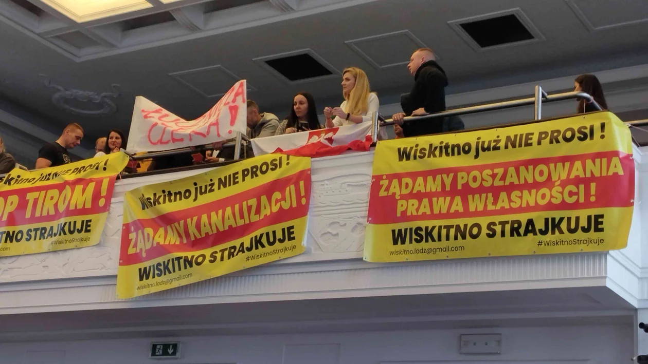 Głośny protest na sesji Rady Miejskiej. Niezadowoleni mieszkańcy Wiskitna przyszli z transparentami i syrenami alarmowymi [ZDJĘCIA] - Zdjęcie główne