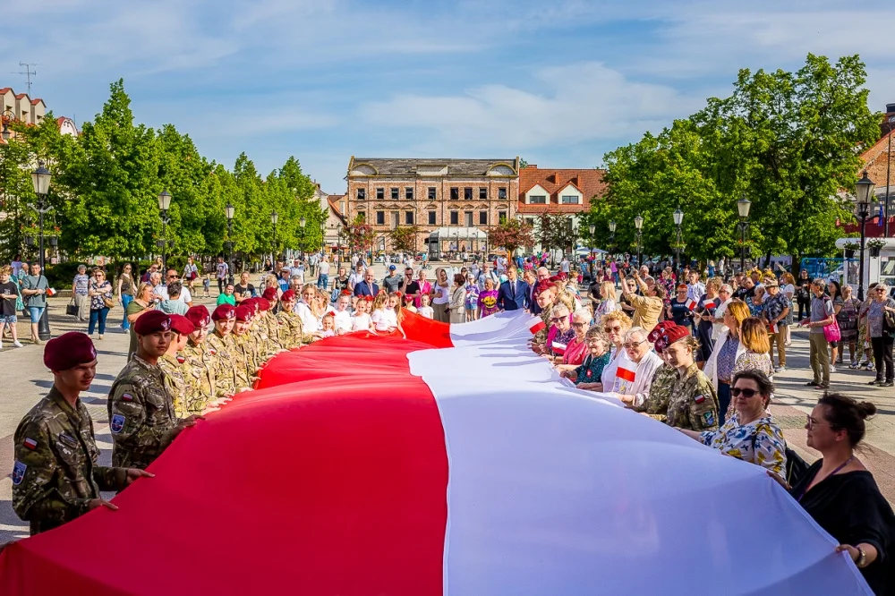 Wielka biało-czerwona flaga, pokazy i wystąpienia. Dzień Flagi w Płocku [ZDJĘCIA] - Zdjęcie główne