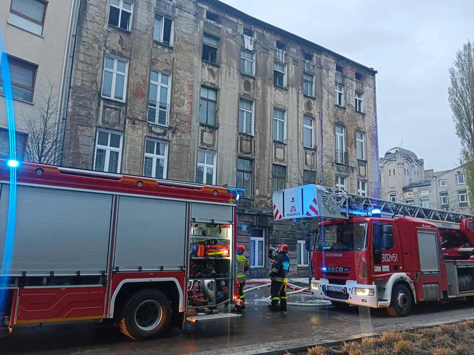 W centrum Łodzi wybuchł pożar. Płomienie zajęły trzecie piętro kamienicy - Zdjęcie główne