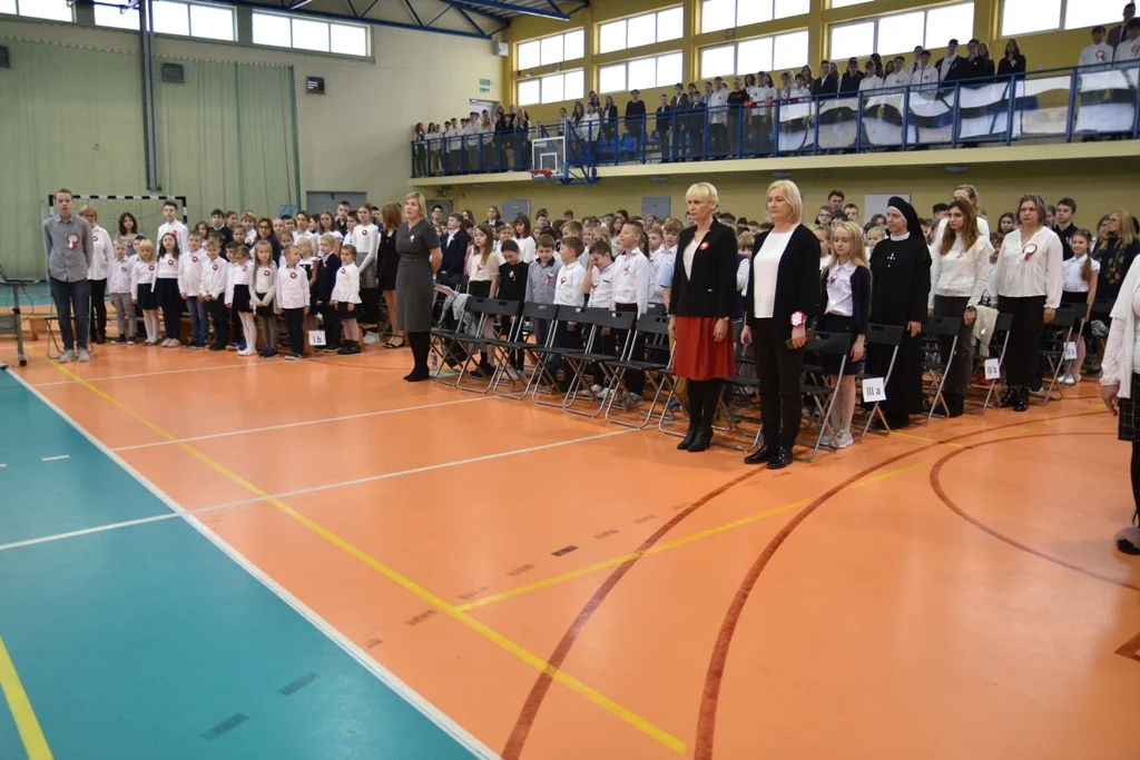 Uczniowie "Szóstki" uczcili 104. rocznicę odzyskania niepodległości