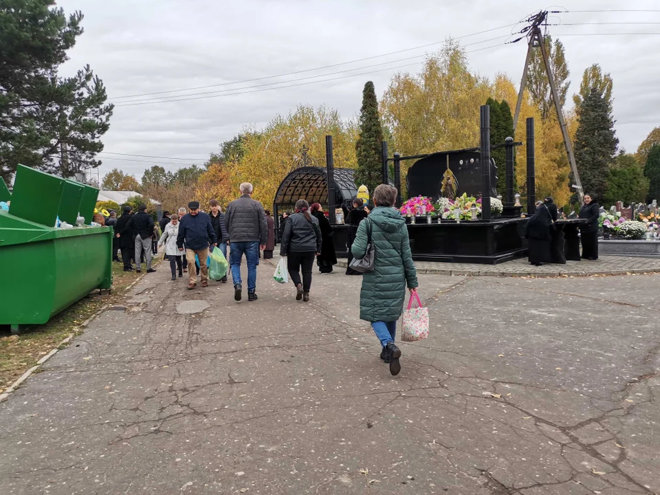 Dzień Wszystkich Świętych na cmentarzu komunalnym w Zgierzu