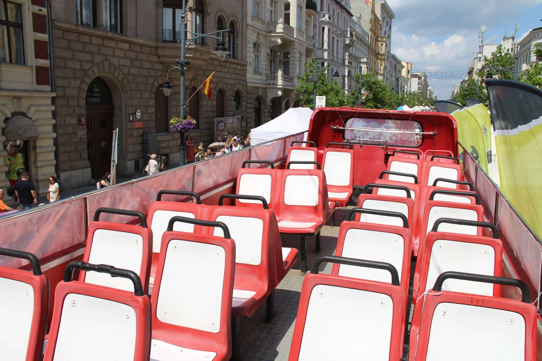 Kolejki chętnych na Piotrkowskiej na bezpłatny przejazd czerwonym autobusem piętrowym