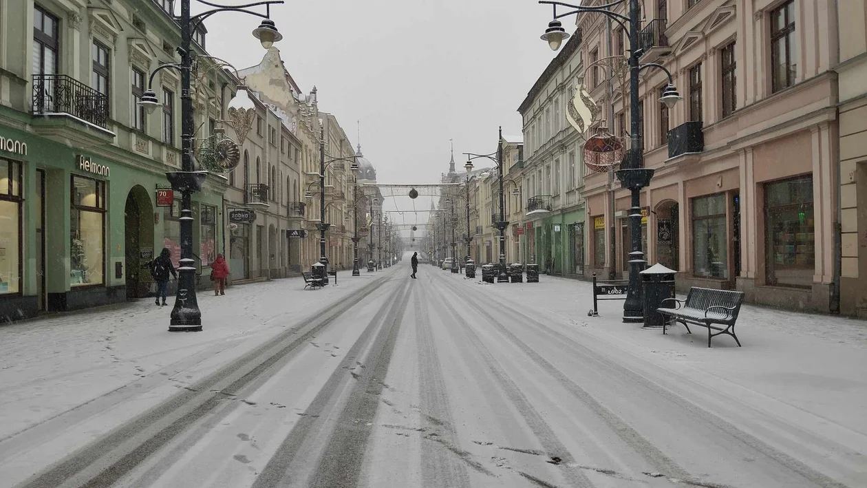 Biały początek weekendu w Łodzi. Od rana wyjechało prawie 100 pojazdów, które posypują jezdnie. Jak sytuacja na drogach? [ZDJĘCIA] - Zdjęcie główne