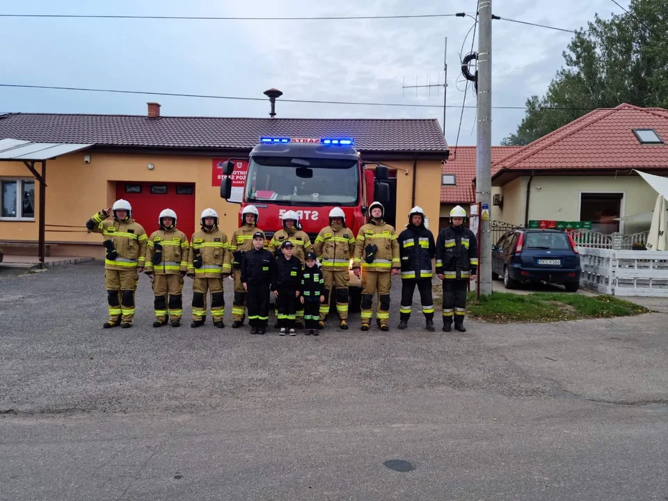 Strażacy z powiatu kutnowskiego upamiętnili kolegę, który zmarł podczas służby