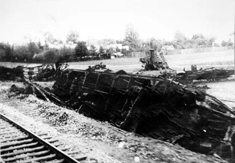Zniszczone wagony w okolicach Kutna – wrzesień 1939 r.